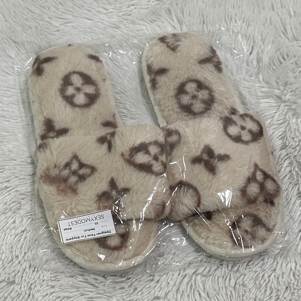 🌴 NWT Plush Slippers